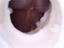 Cum brotando dentro de un coño muy húmedo y el sonido que hace es realmente agradable