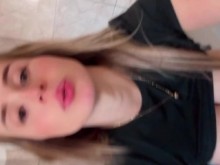 Masturbándose escondido en el baño del gimnasio