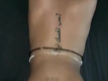 Nena de ébano tatuada sexy golpeada desde atrás
