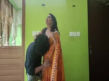 Chica desi cachonda con sari amarillo se vuelve romántica con su amante en la cama