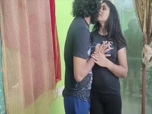 Pareja india compartiendo dulces besos y momentos románticos