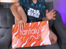 Muñeca unboxing de TANTALY. Chico cachondo gimiendo con una gran polla gruesa estira el coño pequeño de una muñeca pequeña