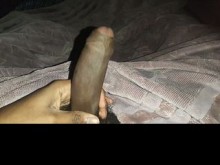 Hijastro cachondo se hace una paja debajo de la colcha