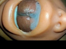 Chico en forma se folla a una muñeca sexual con una vagina delgada y perfecta. Consigue un orgasmo potente y gime fuerte