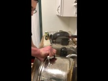 Tu marido lava los platos sin que tú se lo pidas