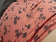 Buenos días a mi hermanastra en dulce pijama con el coño mojado