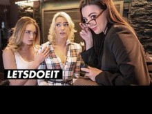 Diversión en la chimenea con tres amigas lesbianas - UNA CHICA LO SABE