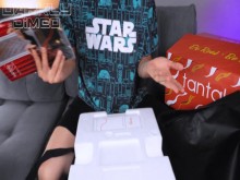 Muñeca unboxing de TANTALY. Chico cachondo gimiendo con una gran polla gruesa estira el coño pequeño de una muñeca pequeña