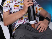 Chico cachondo usa un juguete de soplado automático que le da a su gran polla dura un orgasmo poderoso que hace que su polla palpite