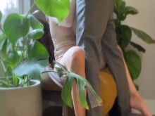 Tinder Date tiene un orgasmo efusivo y luego se sienta sobre una polla gorda