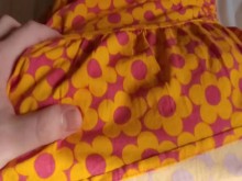 Morena de pelo corto con culo perfecto rebotando en una polla