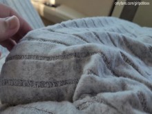 Hermanastra tetona moliendo lentamente una polla