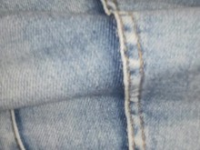 Linda chica de dieciocho años con jeans ajustados follada por su pequeño coño