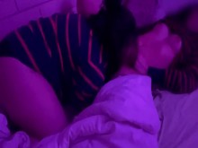 La joven amiga de mi mamá vino a vernos y compartimos cama PARTE I