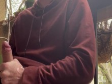 Atrapado cumming en el balcón: dos mujeres se detienen para verme correrme para ellas.