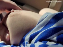 Agarrando suavemente las grandes y suaves tetas de la hermanastra