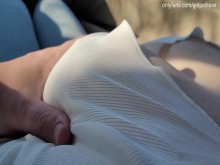 Pequeña hermanastra de grandes tetas traviesa en público