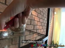 Novias lesbianas muy sexys hacen el amor apasionado en el baño