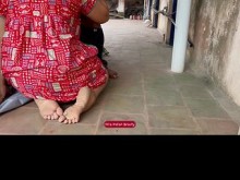 Tío vecino se folla duro a Desi Milf en el suelo. Cachonda esposa infiel coño dedos y follada duro