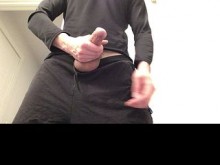 Mírame masturbándome tan fuerte que me corro por todos lados... Casi me pillan