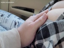 Dejo que mi hermanastro toque mis grandes tetas naturales