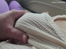 Bromeando con mi hermanastro con mis grandes pechos en público