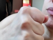 ¡Cosa hecha rápidamente! Primer plano mamada, bocado y golondrina