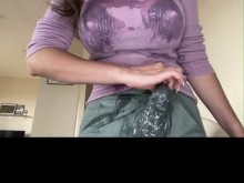 La corrida de la madrastra pegajosa fue captada por su hijastro nerd y la lamió