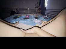 Chica caliente en pijama corto se masturba hasta el orgasmo