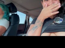 lesbianas exhibiéndose mientras conducen [con ziggy rouge]