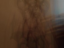 [Eyaculación en fuente] Saca su polla brillante y muy erecta de entre sus pantalones, la manipula y eyacula como una fuente.