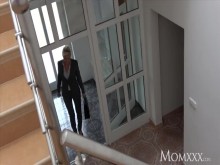 MOM Agente inmobiliario MILF se despierta y se folla a un estudiante cachondo