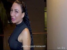 ESPOSA ENGAÑOSA sin bragas en toda la noche. Follar DURO todos los agujeros Parte 1