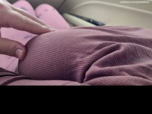 Tocando grandes y sensibles tetas naturales con un extraño en el coche