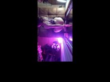 Remy Solo Latina monta un consolador en una puerta de vidrio con luces rosas