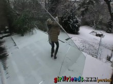 Amigas juegan en la nieve antes de calentarse con sexo lésbico caliente