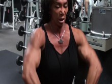 Entrenamiento dinámico de Delts Gym Pro con Latia Del Riviero, experta en fitness