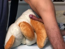 Chico aficionado gime y habla sucio mientras se folla a TeddyBear - 4K