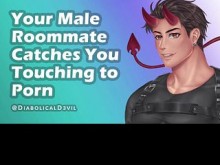 Un compañero de cuarto masculino caliente te pilla masturbándote con porno y se une a ti en una masturbación mutua || D3vil diabólico