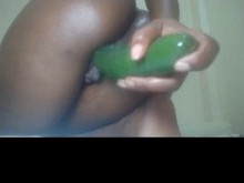 Esta cosa también me sorprendió mientras me metía un pepino grande en el coño. Vídeos porno de masturbación de ébano xxx