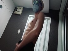 [Para mujeres y sin eyaculación] Un hombre de 20 años con la polla alta que se excita cuando piensa que las mujeres lo están mirando y no puede detener su erección (retiene demasiado la eyaculación y termina murmurando "erección")
