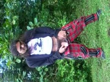 Al aire libre: Punk Rocker orinando en el bosque / Detrás de escena