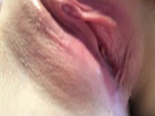 frotando mi coño con manos lentas