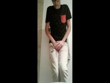 Chico desesperado orinándose en los pantalones