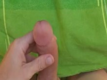 Orgasmo joven masturbación con la mano en solitario