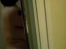 Esposa duchándose sin saber que su marido la estaba grabando hasta más tarde