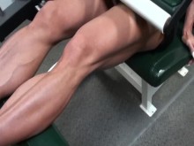IFBB Pro FBB LDR hace extensiones de piernas en el gimnasio