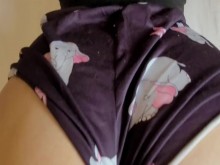 Morena de gran culo rebota en una polla con sus pantalones cortos puestos