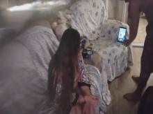 Milf tetona interrumpida jugando videojuegos (Tráiler)