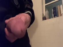 Gran polla orinando en la casa de sus amigos